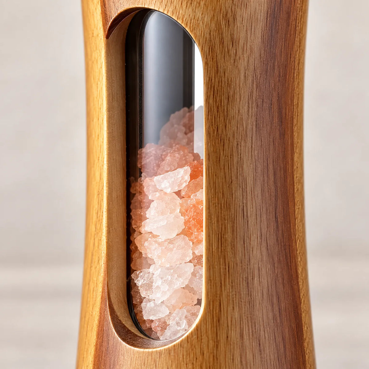 Lignum - Salt Og Peberkværn Træ Krydring Af Mad Ved Bordet